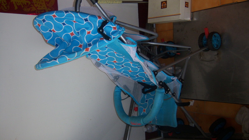 藍色嬰兒折疊推車