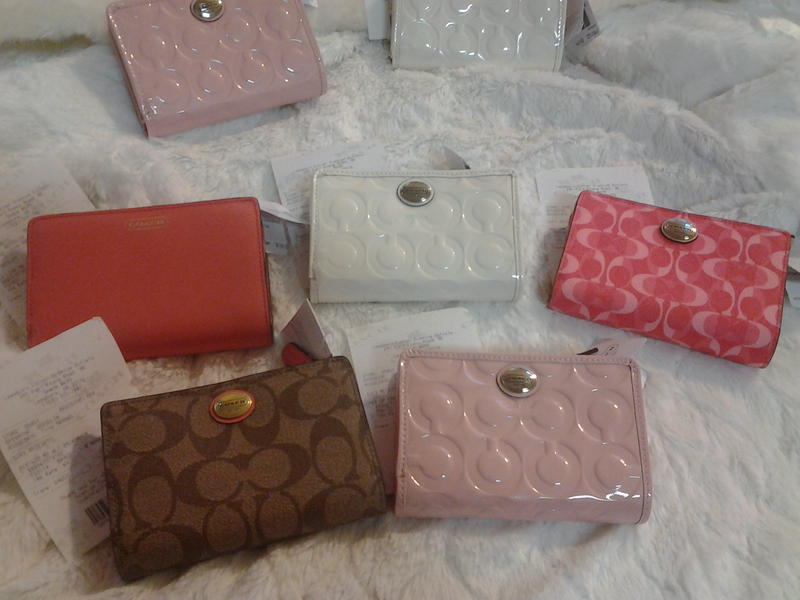 Coach女用短夾(有4款5色，附小紙禮盒、購買憑證)